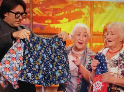 Волгоградские пенсионерки подарили Андрею Малахову в эфире «веселенькие» ситцевые трусы - возможно, из камышинского ситца (ВИДЕО)