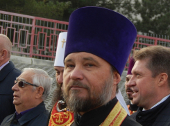 В Камышине во время крестного хода по правую руку от митрополита Феодора шествовал экс-мэр Лев Алферов, по левую - глава Станислав Зинченко