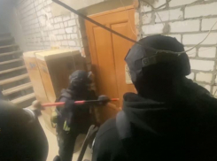 ФСБ вскрыла подпольную нарколабораторию в областном центре — начался штурм, - «Блокнот Волгограда» (ВИДЕО)