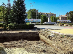 В Камышине на площади Павших борцов роют котлован под новый монумент, а рядом рассыпается «старый» (ВИДЕО)