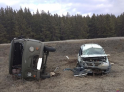 Лада на трассе снесла и перевернула «УАЗ», водитель в больнице