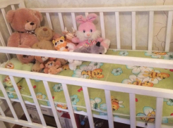 СК: нетрезвая мать легла спать, а утром на улице обнаружила мертвого сына-кроху