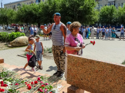 В Камышине автопробег, посвященный Дню Воздушно-десантных войск, сделал главные остановки у памятников Героям России, десантникам (ВИДЕО)