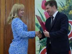 В Камышине глава Станислав Зинченко по поводу 8 марта устроил радостную фотосессию с избранными  женщинами 