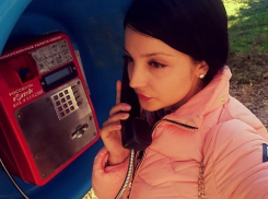 Девушки делают селфи с последней телефонной будкой в Камышине