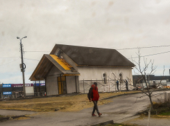 Скромный храм принимает прихожан на перекрестке улиц Некрасова и Ленина в Камышине