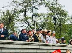 Губернатор Андрей Бочаров смотрит парад Победы в окружении ветеранов и силовиков, - «Блокнот Волгограда»