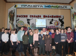 В Камышине для школьников провели тематическую встречу с участниками Сталинградской битвы 