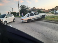 В Камышине у «нехорошего» перекрестка Гагарина - Базарова «разлетелись» в разные стороны после удара легковушки