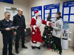 Полицейский Дед Мороз Сергей Дудин поехал на трассу