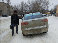 Жители выкрутили ниппели на иномарке автохама, потому что не знают, как с ним бороться