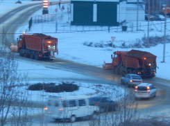 «Засидевшаяся» нынешней бесснежной зимой техника муниципального «Благоустройства» выехала почистить дороги Камышина