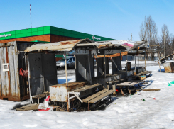 Сколько еще этот хлам на рынке на «Молодежной» в Камышине будет олицетворять уродство всей улицы? - камышанка