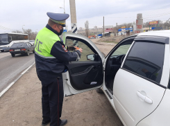 В Камышине сотрудники ОГИБДД составили протоколы на любителей чрезмерных сумерек в салоне авто, и не только на них