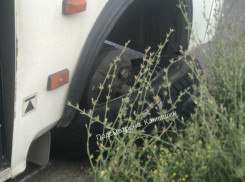 В Камышинском районе на сельском маршруте у автобуса отвалилось колесо, чудом никто не оказался изранен