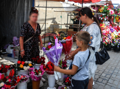 Камышане скупают цветы перед 1 сентября