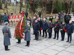Андрей Бочаров возложил венок к Вечному огню в Зале Воинской Славы 19 ноября, в годовщину начала контрнаступления под Сталинградом