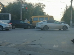 В Камышине на улице Ленина в ДТП попала маршрутка