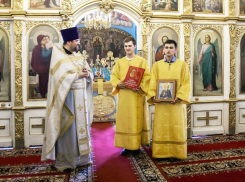 Закончившие с красным дипломом и золотой медалью Камышинский технологический институт и школу №16 выпускники являются пономарями Никольского собора