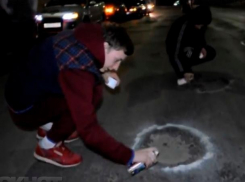 Общественная организация водителей Волжского минувшей ночью раскрасила самые опасные ямы на городских дорогах