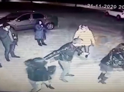 «Я подошёл к нему, ударил по лицу, ткнул ножом»: видео массовой драки с участием подозреваемого камышанина в кафе Волгограда, - «Блокнот Волгограда» (ВИДЕО)