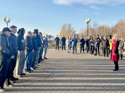 Глава Камышинского района Елена Береговая пришла на набережную проводить призывников в армию