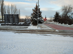 После публикации «Блокнота Камышина» мемориал героям СВО на 3-м городке почистили от снега