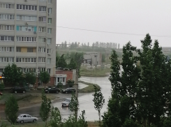На Камышин обрушился ливень со штормовым ветром, очевидцы наблюдали град на улице Ленина
