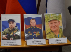 Станислав Зинченко выразил соболезнования родственникам героев-камышан: родным передали ордена погибших в СВО бойцов 