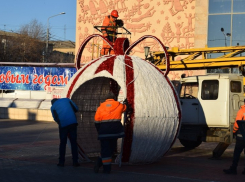 В Камышине для развлечения горожан у ДК «Текстильщик» решили установить огромный светящийся новогодний чудо-шар