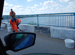 В Камышине перед Первомаем МБУ «Благоустройство» красит Бородинский мост в цвет волжской волны