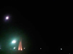 Камышане засняли на видео странный светящийся шар в небе над «кривым» домом в Камышине (ВИДЕО)