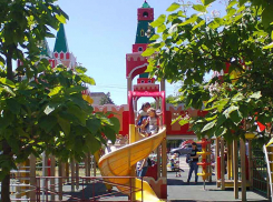 В Камышине официально открылись детские игровые площадки, но...
