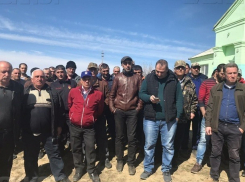 Жители села Усть-Погожье в соседнем с Камышинским Дубовском районе собрались «на бунт» против главы поселения