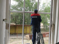 К 1 сентября в школах Камышинского района 105  старых деревянных окон заменят на пластиковые