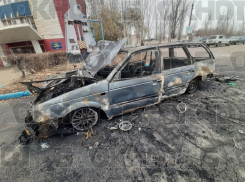 От полыхнувшего «Фольксвагена» на парковке у камышинского завода СМИ остался только уродливый остов