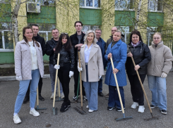 В Камышинском технологическом институте на субботник демократично отправились студенты вместе с сотрудниками деканата