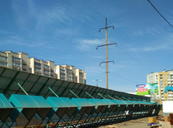 После публикации «Блокнота Камышина» заваленные ветром конструкции сельхозрынка на улице Базарова «перевернули» на место