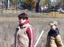 «Тучи подчинились и расступились»: родные погибших в СВО бойцов вышли на субботник на воинском участке муниципального кладбища Камышина