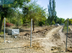 В Камышине в запущенный парк у Братского захоронения завезли тротуарную плитку