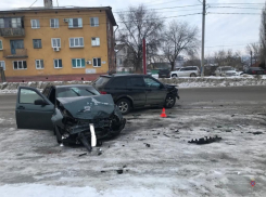 В Камышине на улице Тургенева иномарка столкнулась с «Приорой», ранен 30-летний пассажир