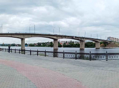 Следственный отдел по Камышину просит выйти на связь водителей, у которых имеется запись прыжка с Бородинского моста погибшего молодого человека 