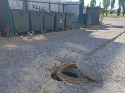 Открытый люк у детской поликлиники - предлагаю чиновникам среагировать!