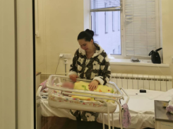 «Она была фиолетовой»: в Волгограде выписали малышку-камышанку после трех месяцев реанимации