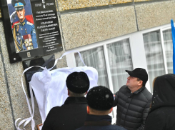 В Тамбовской области открыта мемориальная доска Герою России Андрею Кондрашкину, командовавшему десантным соединением в Камышине