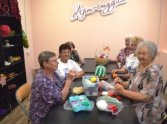 Бабушек, дедушек, и не только их, приглашают в новый камышинский центр для пожилых - вязать, рисовать, танцевать и общаться