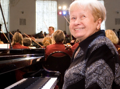 Футболисты волгоградского «Ротора» спели «Надежду» в честь 90-летия автора музыки Александры Пахмутовой (ВИДЕО)