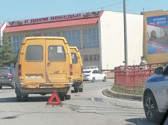 Камышане стали свидетелями, как одна маршрутка буксировала другую, и спрашивают, что случилось