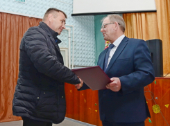 Глава Камышинского района Алексей Самсонов лично пожал руки всем, кто помогал устранять затяжную аварию на водоводе в поселке Госстанции