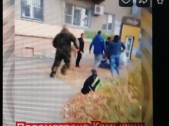 В соцсетях появился ролик жестокой драки среди бела дня в Камышине в самом центре города (ВИДЕО)